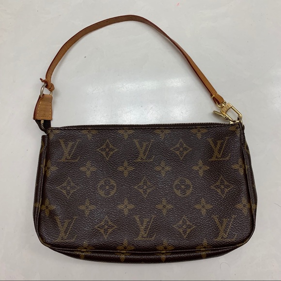 Louis Vuitton Handbags - 💯% AUTH Louis Vuitton Pochette Accessories 🥰